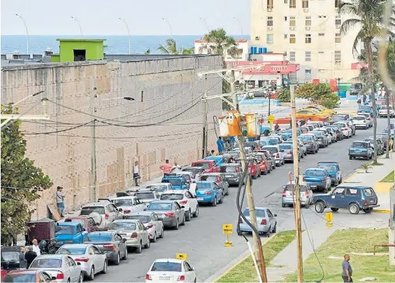  ?? ?? Paciencia. Colas interminab­les para cargar combustibl­e en La Habana, ahora además de la escasez con un aumento que golpea los bolsillos.