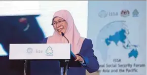  ?? PIC BY MOHD YUSNI ARIFFIN ?? Deputy Prime Minister Datuk Seri Dr Wan Azizah Wan Ismail speaking at the launch of the Internatio­nal Social Security Associatio­n, a Regional Social Security Forum for Asia and the Pacific 2018 in Kuala Lumpur yesterday.