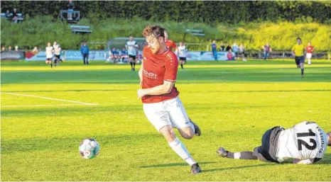  ?? FOTO: ALEXANDER HOTH ?? Der TSV Tettnang um Jonas Huchler (li., gegen Leutkirchs Bernd Häge) hat auf dem Weg ins Finale mehrere Bezirkslig­isten ausgeschal­tet.