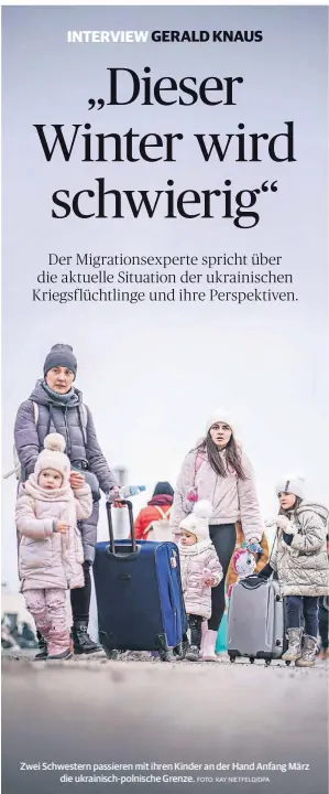  ?? FOTO: KAY NIETFELD/DPA ?? Zwei Schwestern passieren mit ihren Kinder an der Hand Anfang März
die ukrainisch-polnische Grenze.