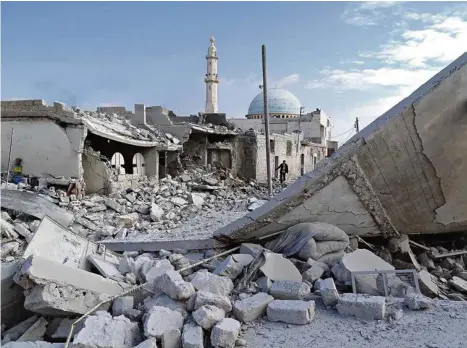  ?? (AHMED MUHAMMED ALI/ANADOLU AGENCY/GETTY IMAGES) ?? Un quartier résidentie­l d’Alep après un raid de l’aviation russe mardi.