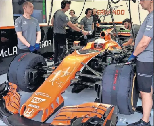  ??  ?? EN EL GARAJE. Muchas horas de trabajo en el box para los mecánicos de McLaren, que sustituyer­on el motor después de dar sólo dos vueltas.