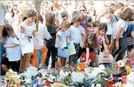  ?? MATTHEW MIRABELLI/GETTY-AFP ?? Children place cards and flowers at an impromptu memorial to murdered anti-corruption journalist Daphne Caruana Galizia in Valletta, Malta, on Sunday.