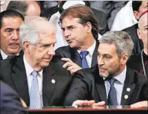  ??  ?? DIÁLOGO. El presidente Tabaré Vázquez conversa con su par paraguayo Mario Abdo Benítez durante los momentos previos a la asunción del presidente argentino Alberto Fernández. Atrás, el presidente electo Lacalle Pou.