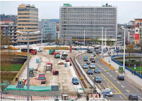  ?? FOTO: LEHMANN ?? Das Baustellen-Management für die Wilhelm-Heinrich-Brücke hat sich auch am ersten Arbeits- und Schultag nach den Osterferie­n bewährt.