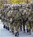  ?? Symbolfoto: Stefan Sauer/dpa ?? Soldaten in der Grundausbi­ldung mar schieren.