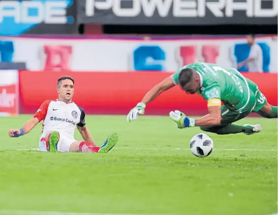  ?? JUANO TESONE ?? Ni el tiro del final. Matías Caruzzo remató solo frente a Nereo Fernández, el arquero atrapó la pelota y terminó el partido.