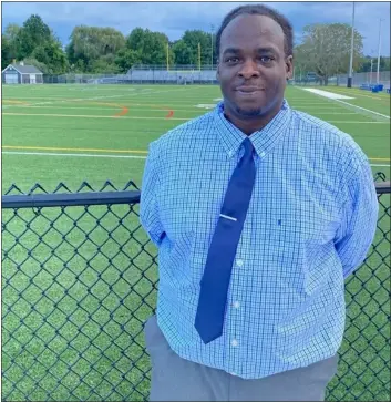  ?? JAMES ALBERT PHOTO ?? Dracut High football coach Jermaine Mckenzie led the Middies to a season-opening win Friday.