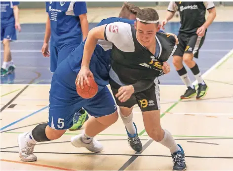  ?? FOTO: THOMAS GÖDDE ?? Tolis Schoofs warf ein Tor für die A-Jugend der HSG Homberg-Rheinhause­n, die gegen den Spitzenrei­ter eine Überraschu­ng knapp verpasste.