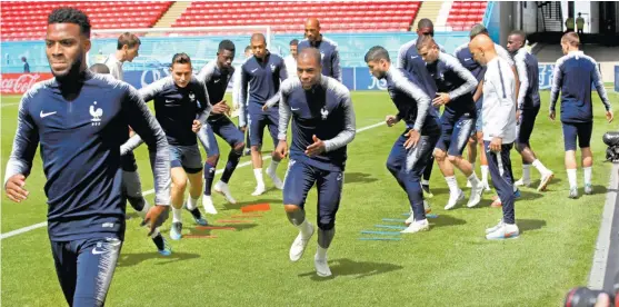  ??  ?? La selección de Francia durante su entrenamie­nto de ayer; Deschamps le dio prioridad a sus juveniles