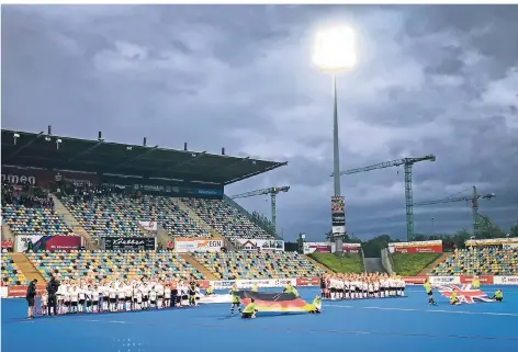  ?? FOTOS (2): JANA BAUCH ?? Premiere der Pro League im Hockeypark: Die dunklen Wolken sind vor dem Damen-Spiel Deutschlan­d gegen Großbritan­nien noch gut zu sehen.