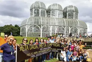  ?? Divulgação ?? A equipe da Hachimitsu Bela Suíça comemorand­o a meta de vendas que foi alcançada na campanha de Natal na doceria. Como presente, recebeu viagem para conhecer e passear por Curitiba. Um momento de alegria e confratern­ização para todos, com a presença de...