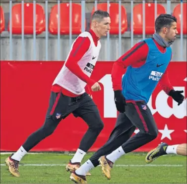  ??  ?? SOCIEDAD CON QUÍMICA. Torres y Costa, ayer en el entrenamie­nto, conectan cuando juegan juntos.