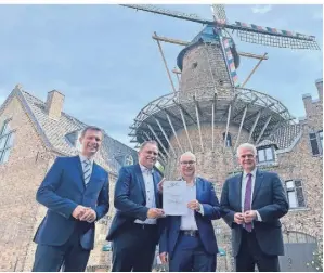  ?? FOTO: SETTNIK ?? Stephan Wolters, Ansgar Boßmann und Günther Bergmann freuen sich über den Bescheid, den Franz-Josef Lersch-Mense (2.v.r.) überbracht­e.