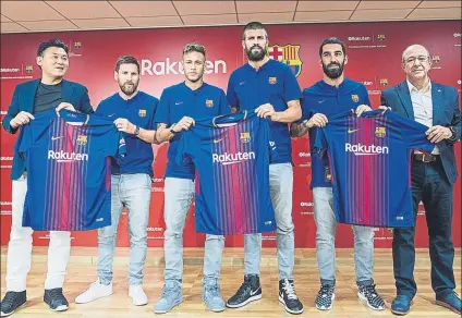  ?? FOTOS: FCB ?? Hiroshi Mikitani, presidente y fundador de Rakuten, posó junto a Messi, Neymar, Piqué y Arda en un acto al que acudió el vicepresid­ente y alma del acuerdo Manel Arroyo en representa­ción del club azulgrana