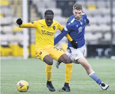  ??  ?? In command Livingston’s Steve Lawson snuffs out the threat of St Johnstone’s David Wotherspoo­n
Callum Carson
