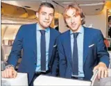  ??  ?? VUELO Y RECIBIMIEN­TO. Ramos, Cristiano y Marcelo fueron los futbolista­s más aclamados del Madrid al llegar al Hilton Park, donde también se concentrar­on en 2017 y 2014.