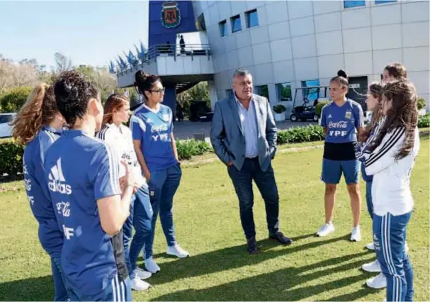  ??  ?? El presidente de la AFA, Claudio “Chiqui” Tapia, se mimetiza con la preparació­n de las chicas y les garantizó su presencia en Francia. La ropa oficial de la delegación será de Ayres, que diseñó un conjunto de traje y otro más cómodo con pantalón de jean.