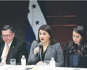  ?? FOTO: MARIO URRUTIA ?? En conferenci­a de prensa las autoridade­s de Cancillerí­a, María Dolores Agüero, María Andrea Matamoros y José Isaías Barahona, informaron sobre el informe presentado el martes.