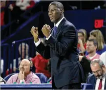  ?? DAVID JABLONSKI / STAFF ?? Dayton coach Anthony Grant says the team will take the next few weeks to get the players “familiar with some of the basics of what we do offensivel­y and defensivel­y.”