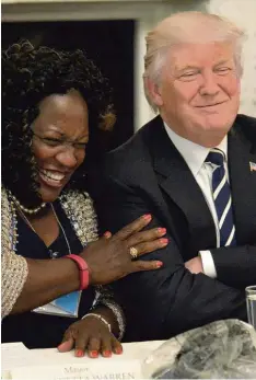  ?? Foto: imago ?? Manche finden Trump immer noch gut – wie Bürgermeis­terin Acquanetta Warren aus Fontana (Kalifornie­n) bei einer Konferenz im Weißen Haus.