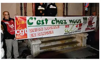  ??  ?? Des militants Cgt en colère avaient manifesté lors du conseil municipal, jeudi 26 novembre 2015, pour protester contre l’expulsion de leur local du 211 rue du Général-de-Gaulle.