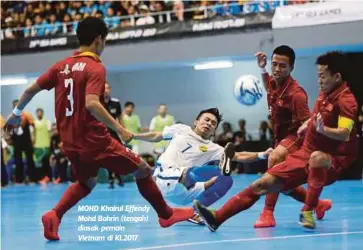  ??  ?? MOHD Khairul Effendy Mohd Bahrin (tengah) diasak pemain Vietnam di KL2017.