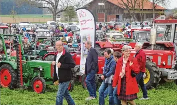  ?? Fotos: Sandra Kraus ?? Dicht an dicht drängten sich die Oldtimer beim großen Treffen in Autenried. Man parkt auf der grünen Wiese und im Brauereiho­f, viele ehrenamtli­che Helfer sorgen für Ordnung.