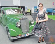  ?? FOTOS: BRGITTE GEISELHART ?? Todschick: Messebesuc­herin Jasmina Sigg – und ein Mercedes 170 Da von 1952.