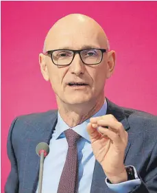  ?? FOTO: DPA ?? Telekom-Chef Timotheus Höttges: „In Europa wachsen wir, in Deutschlan­d wachsen wir, in den USA wachsen wir.“