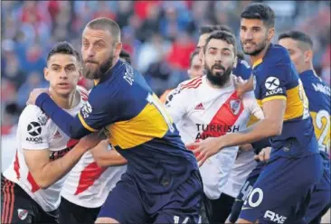  ??  ?? SABOR ITALIANO. De Rossi jugó de inicio el River-Boca y se estrenó en un Superclási­co.