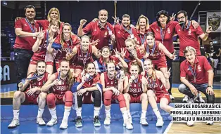  ??  ?? srpske košarkašic­e proslavlja­ju srebrnu medalju u maĐarskoj