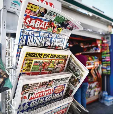  ?? Foto: AFP/Ozan Kose ?? Papier ist knapp und erheblich teurer geworden. Vor allem kleinere Verlage bekommen Probleme.