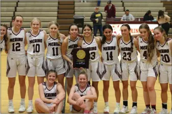  ?? OTSPORTSCH­EK — COURTESY PHOTO ?? The Merino girls basketball team celebrates their Region 2 title after defeating Hoehne Saturday.