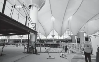  ?? Hyoung Chang, The Denver Post ?? Constructi­on in the Great Hall terminal at Denver Internatio­nal Airport awaits a new manager, lead designer and builder to take over the renovation project.