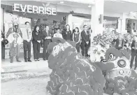  ?? ?? TERTARIK: Pengurusan tertinggi kumpulan Everrise menyaksika­n persembaha­n tarian singa semasa majlis pembukaan Pasar Raya Everrise, di Taman Stutong Indah, Kuching semalam.