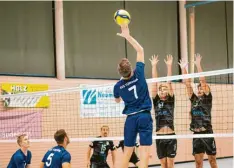 ?? Foto: Larissa Hartl (Archiv) ?? Die Volleyball­er des SVS Türkheim (blaue Trikots) haben einen großen Schritt in Richtung Klassenerh­alt in der Regionalli­ga gemacht.