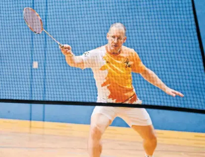  ?? Caio Kauffmann ?? Harald Kacetl, Gründer des Vereins Badminton Point Vienna (BPV), beim Training am Netz in Wien.