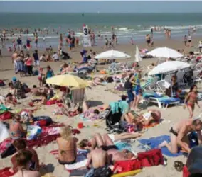  ?? FOTO KURT DESPLENTER ?? Wie in de zee wil zwemmen, kan voorlopig alleen terecht in KnokkeHeis­t, Blankenber­ge, De Haan en Koksijde.