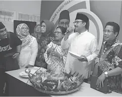 ?? DITE SURENDRA/JAWA POS ?? MAKIN INTENS: Emil Dardak bersama Zukifli Hasan (kanan) di JX Internatio­nal. Foto kanan, Saifullah Yusuf meresmikan markas tim pemenangan di Gayungsari Barat, Surabaya.
