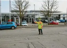  ?? Foto: Michael Kienastl ?? Kai Hekele von der Neuburger Polizei winkt gerade einen Autofahrer heraus, der zu schnell gefahren ist.