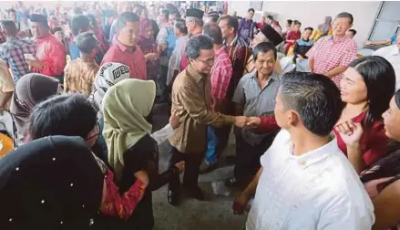  ?? [ FOTO KHAIRULL AZRY BIDIN / BH ] ?? Mohd Shafie bersalaman dengan tetamu ketika tiba di Rumah Terbuka Aidilfitri Parti WARISAN Sabah di Borneo Sport Arena, Kolombong, Kota Kinabalu.