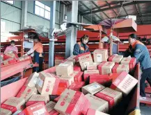  ?? XU JUNYONG / FOR CHINA DAILY ?? Employees sort packages at an express delivery company in Hangzhou, Zhejiang province.