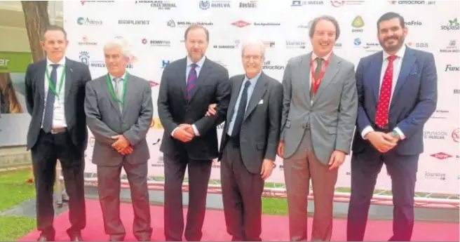  ?? ARCHIVO ?? Los presidente­s de Caja Rural del Sur, José Luis García-Palacios Álvarez, y Freshuelva, Alberto Garrocho, con Antonio Garrigues en el Congreso de Frutos Rojos de Huelva.