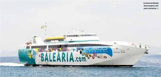  ??  ?? Los barcos de Baleària llevan pasajeros, vehículos y mercancías.