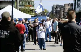  ?? FOTO: LEHTIKUVA/HEIKKI SAUKKOMAA ?? I början på maj hölls en demonstrat­ion till stöd för yttrandefr­ihet på Medborgart­orget i Helsingfor­s. Närvarande var bland andra Nordiska motståndsr­örelsen.