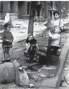  ?? FOTO: ULLSTEIN ?? Kinder spielen zwischen Trümmern in Berlin 1945. „Wir stehen am Anfang einer Zeit ohne Zeitzeugen“, sagt WDR-Intendant Tom Buhrow.