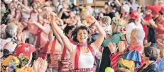  ?? FOTO: RM ?? Ganz schön viel Schwung brachte das kfd-Ballett in den Hitdorfer Saal. Für Stimmung sorgte bei der Damensitzu­ng ohnehin viel heimisches Personal.