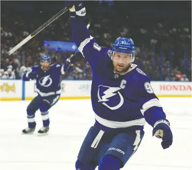  ?? CHRIS O'MEARA / THE ASSOCIATED PRESS ?? At age 32, Tampa Bay Lightning centre Steven Stamkos finally hit the 100-point mark in a single season last week.
He tied the Maple Leafs' Auston Matthews for sixth overall with 106 points, and made the top-10 with 42 goals.