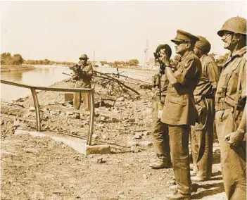  ?? PHOTOGRAPH: INDIAN ARMY ?? Army Chief J.N. Chaudhuri with Lt Col Desmond Hayde, MVC at Ichhogil Canal after its capture